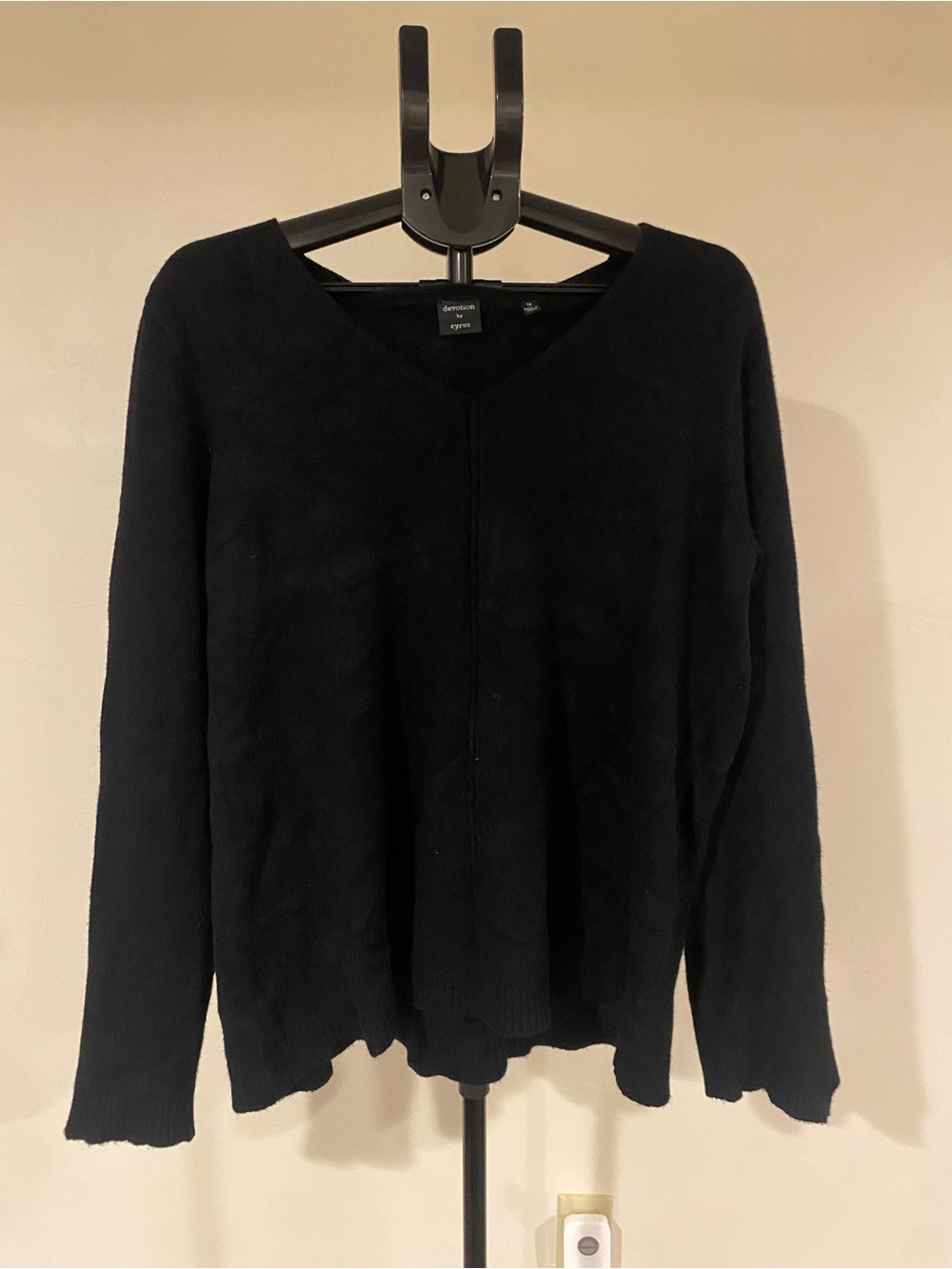 Cyrus Black V-Neck Lightweight Women's Sweater